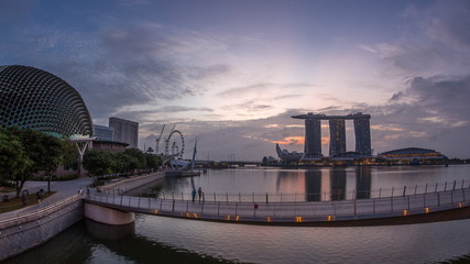 Naklejka premium Skyline in Marina Bay with Esplanade Theaters on the Bay and Esplanade footbridge night to day timelapse in Singapore.
