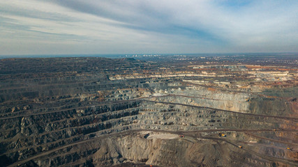 An open-cast mine quarry using an open-pit mining of ore type according to a height study