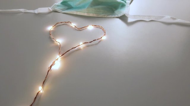 Mascherina chirurgica con simbolo del cuore. Coronavirus, virus definitivamente debellato.