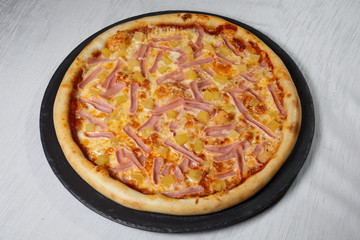 pizza with ham and cheese