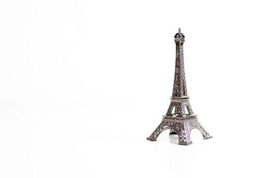 Torre Eiffel en miniatura sobre fondo blanco