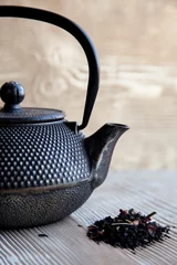 Foto op Aluminium Tea and  black metall tea pot on a wooden background © nikola-master