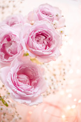Fototapeta na wymiar 淡いピンクのバラ　花のキラキラの背景