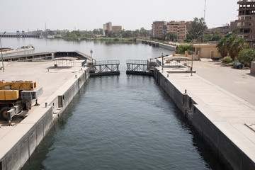 Fototapeta premium Operation process of the Nile River lock, as it passes through Esna in Egypt, Africa, seen from a boat that crosses it.