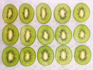 Kiwi slices are placed in several rows