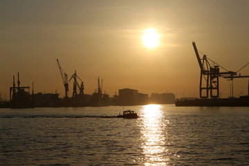 Fototapeta na wymiar Sonnenaufgang über den Hamburger Hafen