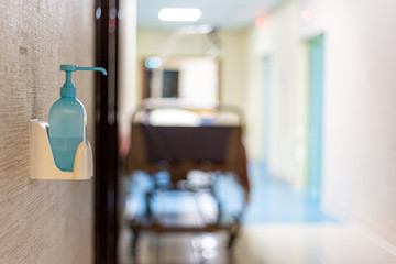 Couloir d'hôpital avec lit et distributeur hydro-alcoolique coronavirus