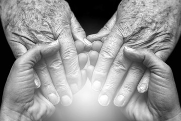 Mani che accolgono e danno supporto a persone anziane
