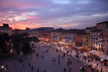 Piazza antistante l'arena di Verona nel tramonto