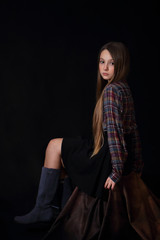 Ritratto di una ragazzina adolescente seduta