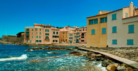 Obraz premium Maisons méditerranéennes à Saint-Tropez, France