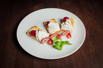 sandwich with soft cheese and grapes