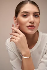 Female model demonstrating silber bracelet.