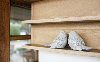 Fototapeta na wymiar Couple bird decorate on wooden shelf 