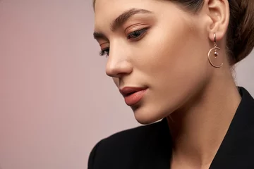 Tableaux sur Plexiglas Model demonstrating earrings.