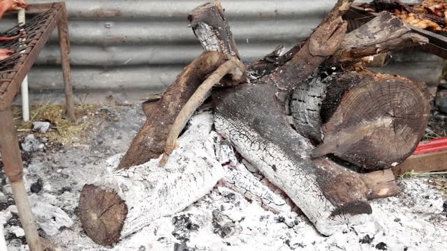 BRASAS CALENTANDOSE PARA ASADO