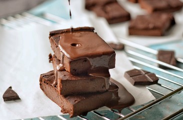 Brownie polane płynącą czekoladą
