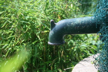 alte Pumpe im Garten