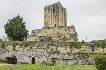 View of La Tour du Roy (King's tower) in Saint-Emilion, Bordeaux wine region. Rectangular 13C King's Tower perched on a rocky base. Saint-Emilion, Aquitaine Region, Gironde Department, France, Europe.