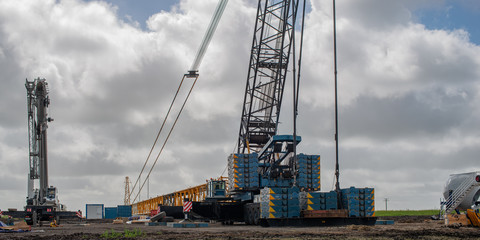 Naklejka premium Windenergieunternehmen baut in Schleswig Holstein einen Onshore Windpark