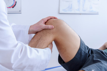 Arzt Orthopäde Orthopädie Untersuchung Knie