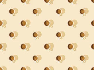 Cercles muraux Café vue de dessus des tasses de café frais sur un motif de fond beige et transparent