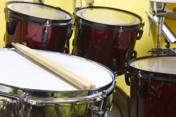 drum and drumsticks on a drumkit in a drumstudio
