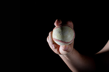 右手投げ投手の多彩な変化球の握り方