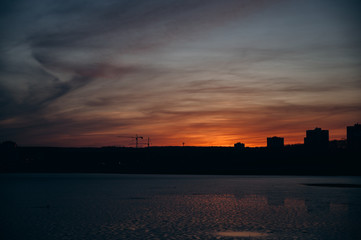 Naklejka premium beautiful sunset over the city lake