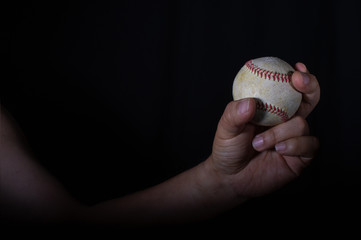 左投げ投手の絶妙な変化球の握り方と直球