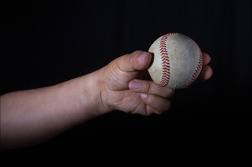 左投げ投手の絶妙な変化球の握り方と直球