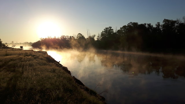 Fototapeta Wschód słońca  - rzeka Bug