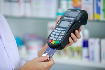 doc tor and Credit Card Maschine on Holding hand