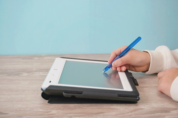One child learning using a tablet terminal. タブレット端末で学習する子供