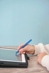 One child learning using a tablet terminal. タブレット端末で学習する子供
