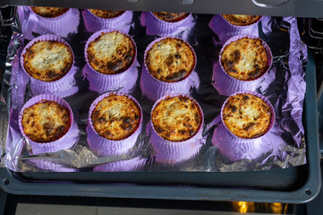 Baking cheesecakes in silicone form in the oven