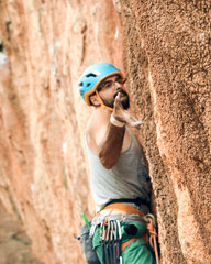 Escalador cogiendo un agarre
