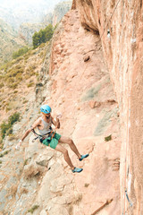 Escalador cayendo de una vía