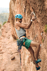 Escalador tenso escalando