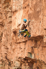 Escalador sorteando una caída grande en roca