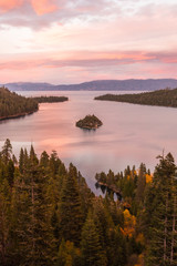 Obraz premium Sunset view over Fannette Island at Emerald Bay in Lake Tahoe