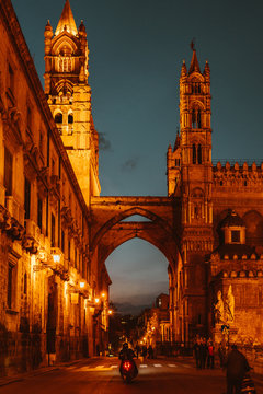 Kathedrale Maria Santissima Assunta in Palermo auf Sizilien am sp&auml;ten Abend.