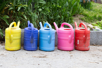 Giesskannen, bunt, Garten