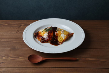 お皿にのせた デミグラスソース オムライス テーブル