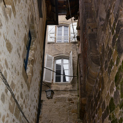 Impasse médiévale en pierres à Châteauneuf-sur-Cher (18190), département du Cher en région...