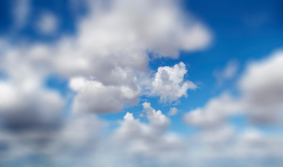cielo azul con nubes con un desenfoque de campo