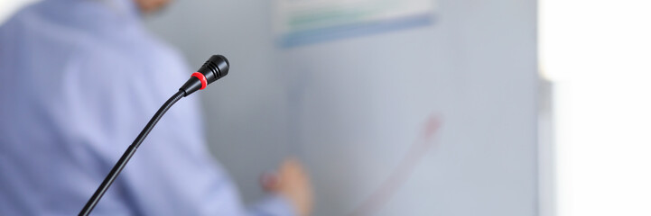 Motivational classroom training with microphone