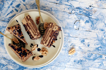 Bolo fatiado de biscoitos e café.