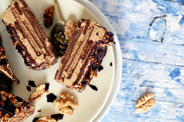 Bolo fatiado de biscoitos e café.