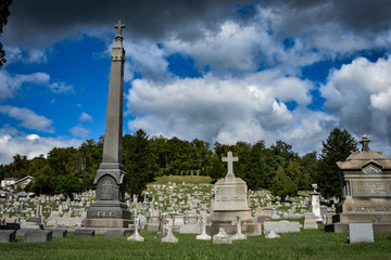 Obraz premium Several large headstones in a cemetery
